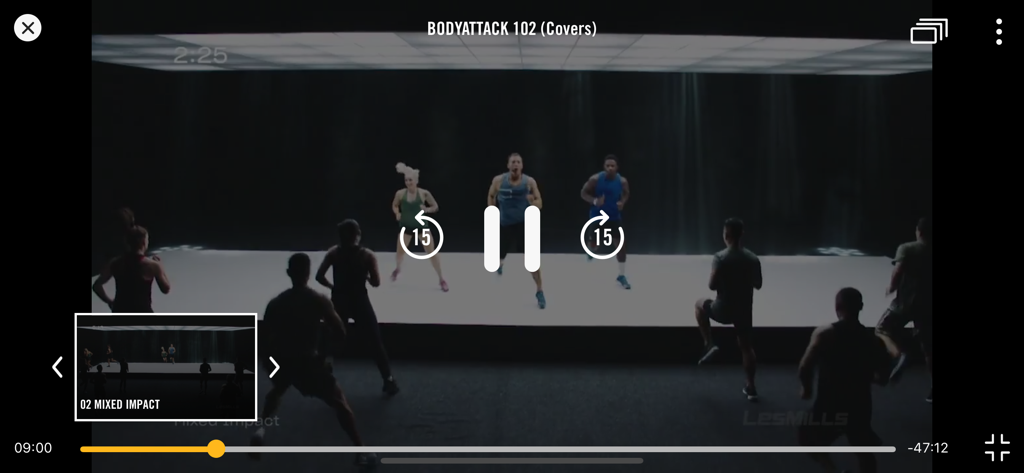 Les Mills Releases - Les Mills Releases 앱의 동영상 플레이어 인터페이스에 Bodyattack 마스터 클래스 운동이 표시됩니다.