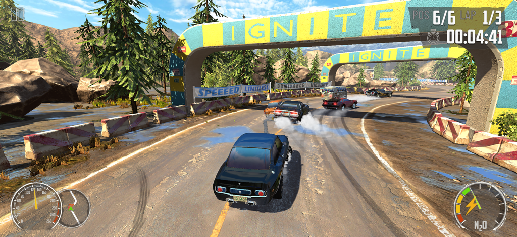 Un coche muscle negro compitiendo a través de arcos en una pista rural en Junkyard Rush Racing