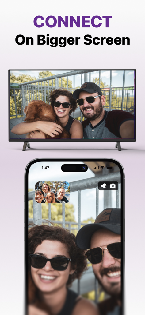 Ein iPhone spiegelt ein Foto eines Paares und ihres Hundes auf einen großen Fernsehbildschirm