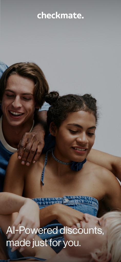 Junge Leute lächeln mit dem Slogan für KI-gestützte Rabatte der Checkmate-App