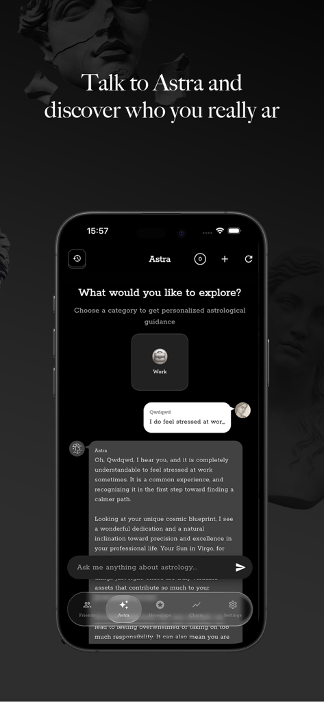 Capture d'écran de l'application Astraia Astrology montrant une conversation avec l'assistant Astra AI fournissant des conseils astrologiques personnalisés sur le stress au travail.