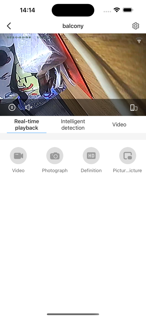 StarEye - Oberfläche der StarEye-Mobil-App, die einen Echtzeit-Sicherheitskamerfeed für einen Balkon mit Video- und Fotokontrollen anzeigt.