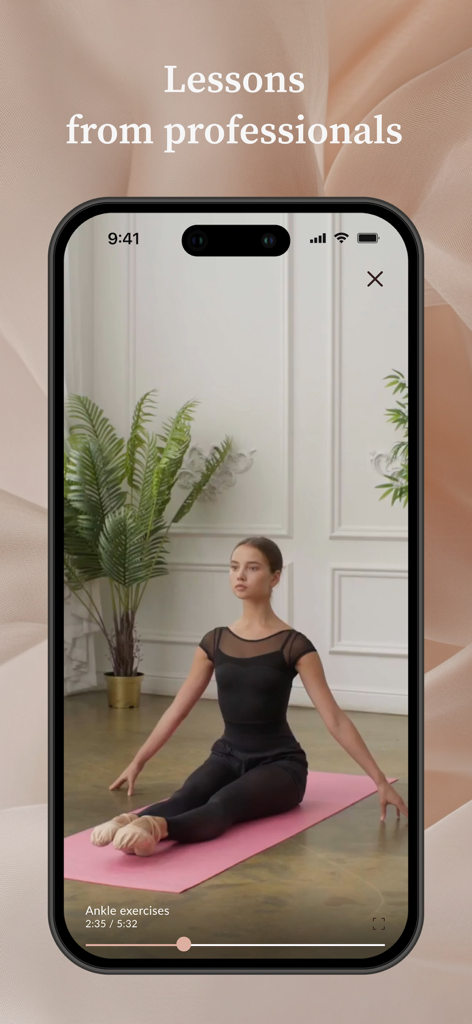 Prime Ballet App - Una bailarina realizando ejercicios de tobillo durante una lección en video profesional en la interfaz de la aplicación Prime Ballet.