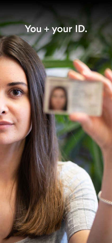 IDnow Online-Ident - Femme tenant sa carte d'identité pour la vérification d'identité numérique via l'application IDnow.