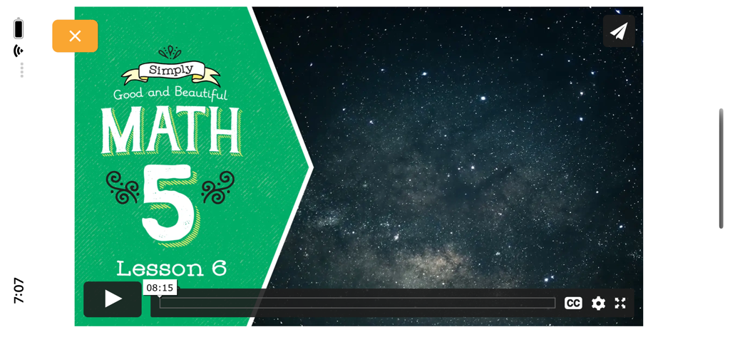 Homeschool: Good & Beautiful - Une interface de lecteur vidéo montrant une leçon de Mathématiques Niveau 5 de l'application d'éducation à domicile Good and Beautiful avec un fond étoilé.