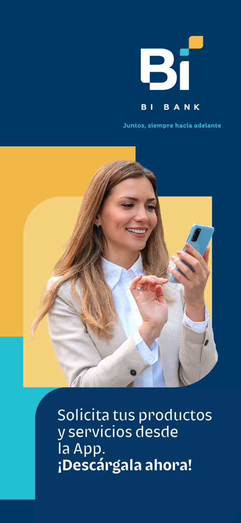 Bi en Línea PAN - Mujer profesional sonriendo mientras usa la aplicación móvil Bi Bank Panamá en su teléfono inteligente