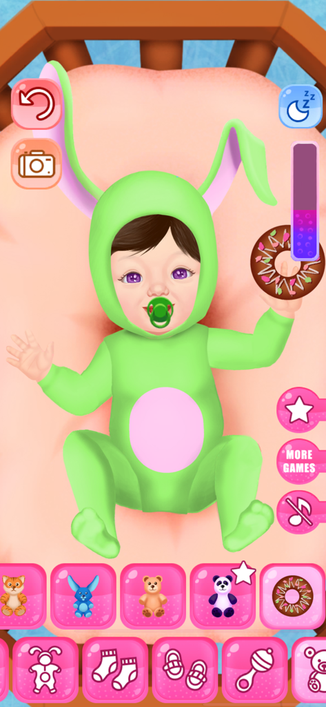 Baby Dress Up & Daycare Games - Um bebê virtual em uma roupa de coelho verde segurando um donut de chocolate.