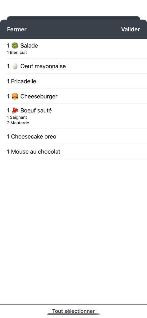 Interface do sistema de exibição digital da cozinha mostrando uma lista de pedidos de comida para preparação, incluindo salada e cheeseburger