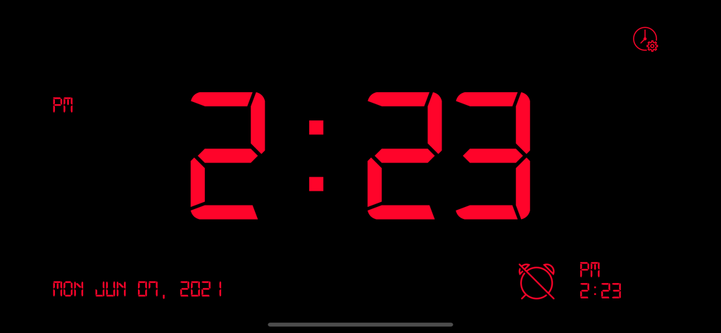 Eine gut sichtbare digitale Nachttischuhr mit großen roten Ziffern auf schwarzem Hintergrund, die Uhrzeit und Datum anzeigt.