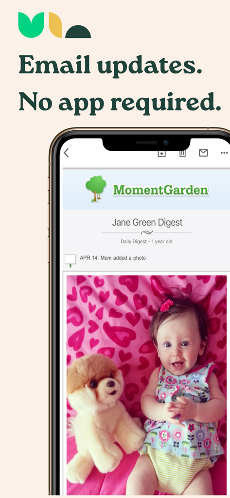 Um smartphone exibindo um resumo por e-mail de fotos de bebé da aplicação Moment Garden