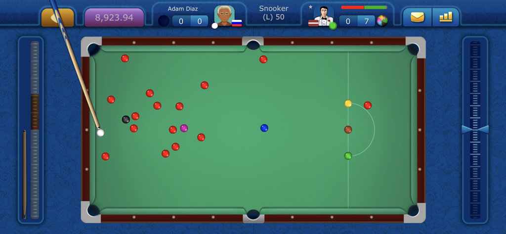 Online Snooker LiveGames - Vista cenital de un partido de snooker en curso con las bolas rojas y de colores sobre una mesa verde