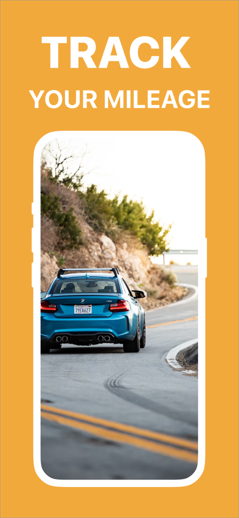 mile tracker car - Coche azul conduciendo por una carretera sinuosa con el texto Rastrea tu kilometraje