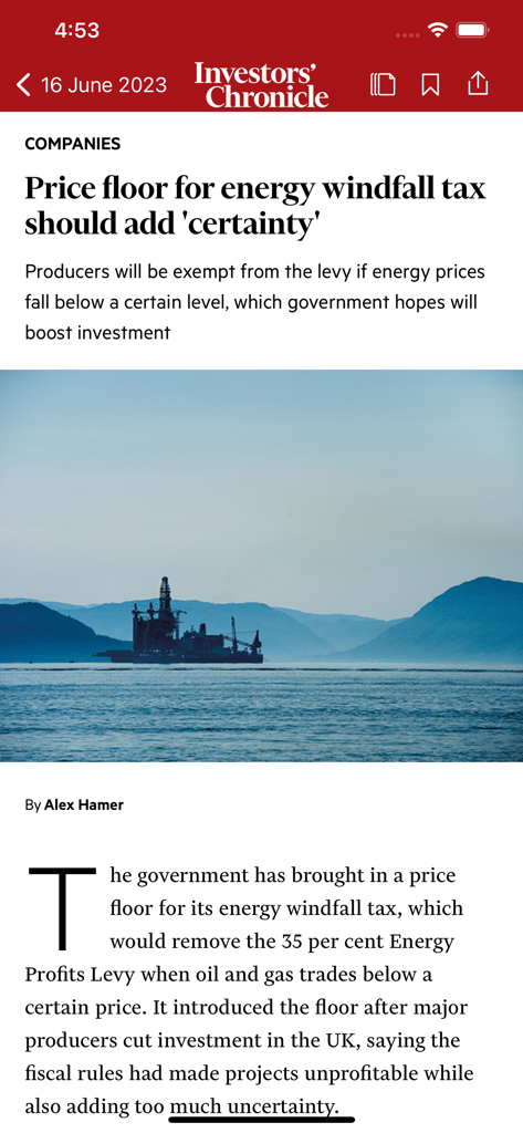 Investors Chronicle - La aplicación Investors Chronicle mostrando un artículo sobre el impuesto extraordinario a la energía con una imagen de una plataforma petrolífera en alta mar.
