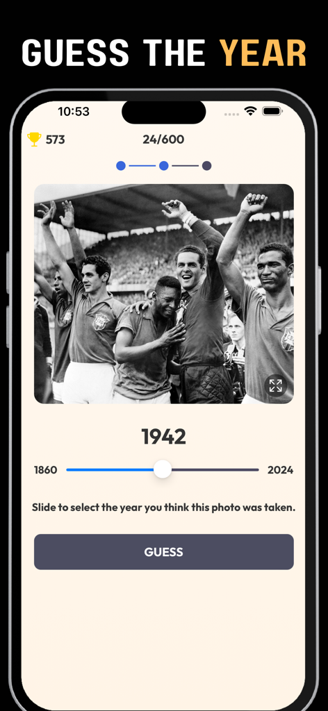 Una pantalla de juego móvil de TimeGuess mostrando una foto histórica en blanco y negro de atletas con un control deslizante para adivinar el año en que fue tomada.