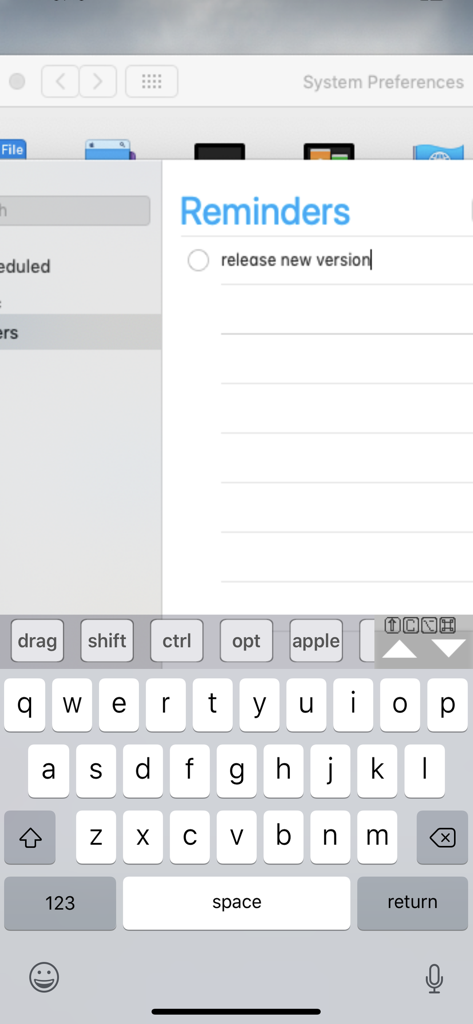 Aplicación Mocha VNC Lite mostrando un escritorio remoto de Mac con la aplicación Recordatorios y un teclado móvil especializado para control remoto.
