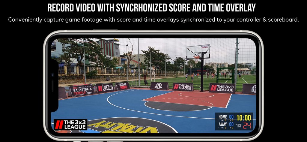 Una pantalla de teléfono móvil grabando un partido de baloncesto con un marcador profesional y el logotipo de la liga superpuesto