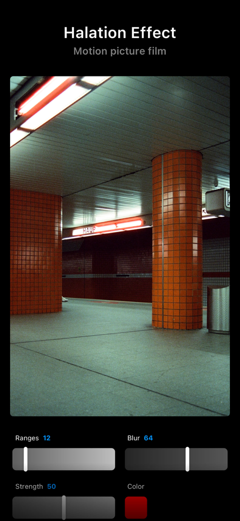 Interface de l'application Liit montrant l'effet d'halation sur une photo de style film cinématographique vintage d'un métro.