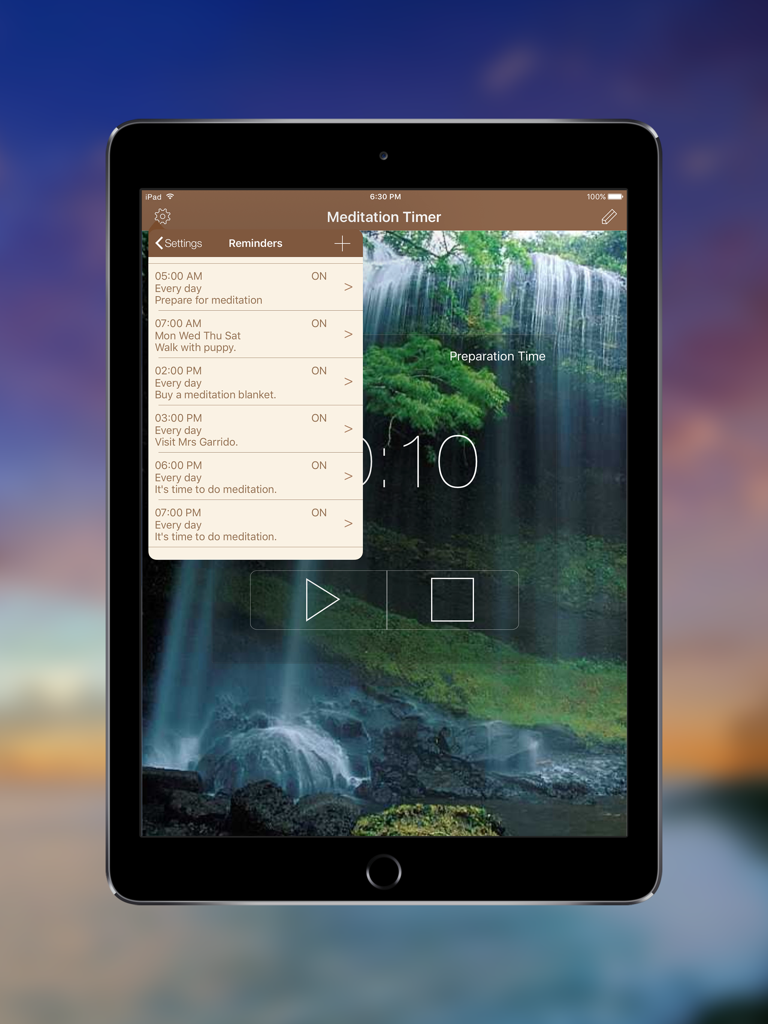 App Meditation Timer su iPad che mostra un elenco di promemoria giornalieri per la meditazione e routine su un'immagine di sfondo di cascata.