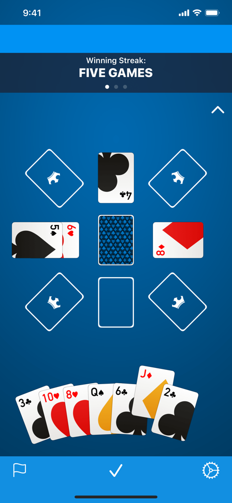 Interface de jogabilidade de Kings Corner mostrando um layout de cartas e uma sequência de vitória de cinco jogos