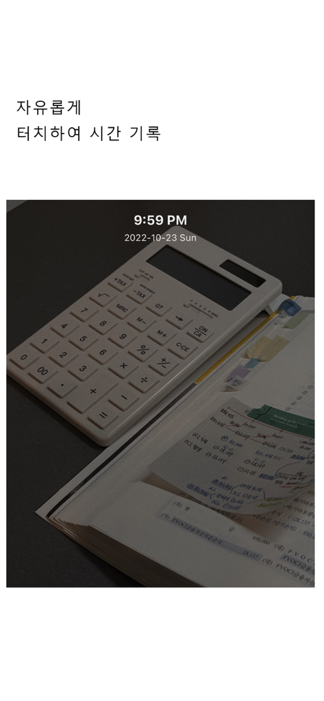 Ein minimalistisches Foto eines Taschenrechners und Notizbuchs mit einem ästhetischen digitalen Zeitstempel, der Datum und Uhrzeit anzeigt.