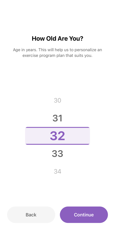Home workout app: No Equipment - Pantalla de selección de edad para la aplicación de entrenamiento en casa que muestra un selector de números con la edad 32 seleccionada.