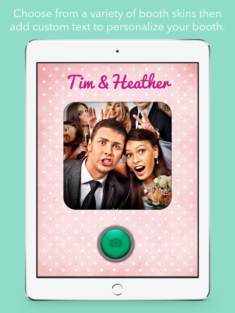 이름 Tim과 Heather, 그리고 그룹 사진이 있는 맞춤 핑크 포토 부스 스킨을 보여주는 iPad