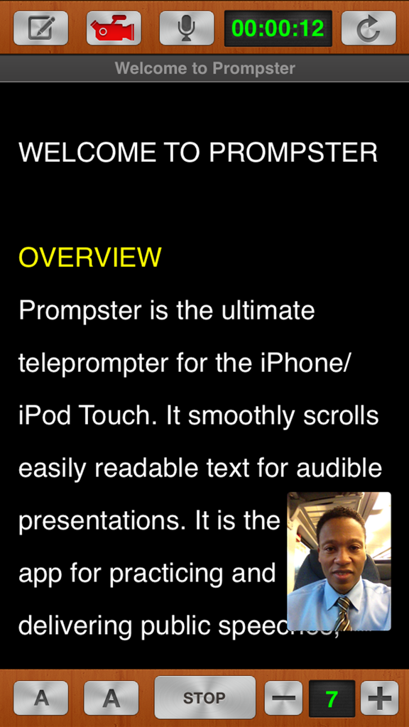 Prompster Pro™ - Teleprompter - Interfaz de la aplicación Prompster Pro que muestra texto de guion desplazándose y una grabación de video en imagen en imagen de un orador.