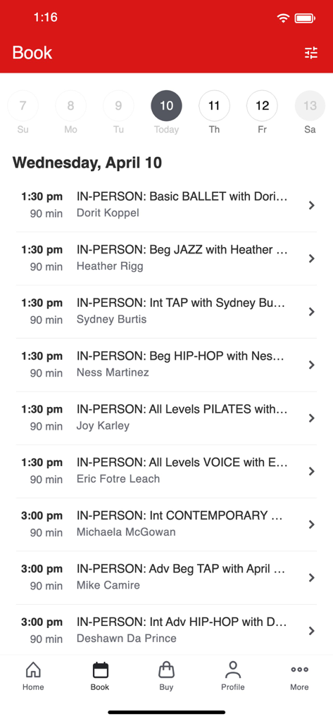 Pantalla de la app Broadway Dance Center mostrando un horario diario de clases de baile presenciales disponibles para reservar