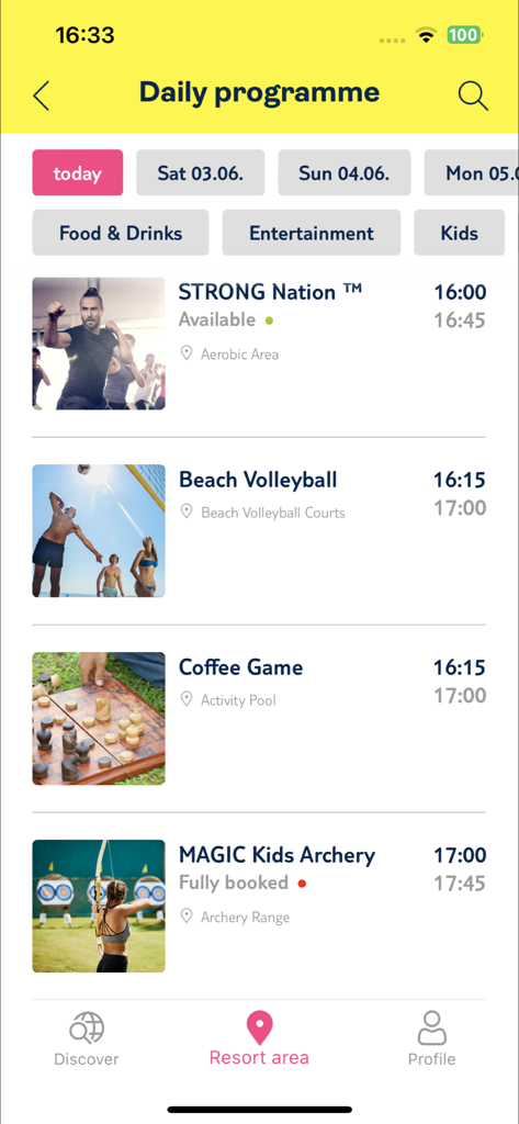 Captura de pantalla de la app TUI MAGIC LIFE mostrando un horario de actividades diarias con deportes, juegos y programas infantiles en un resort.