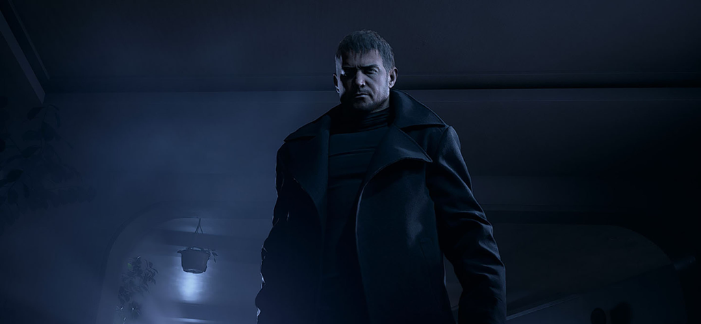 Chris Redfield de pie en una habitación oscura con una expresión seria en Resident Evil Village