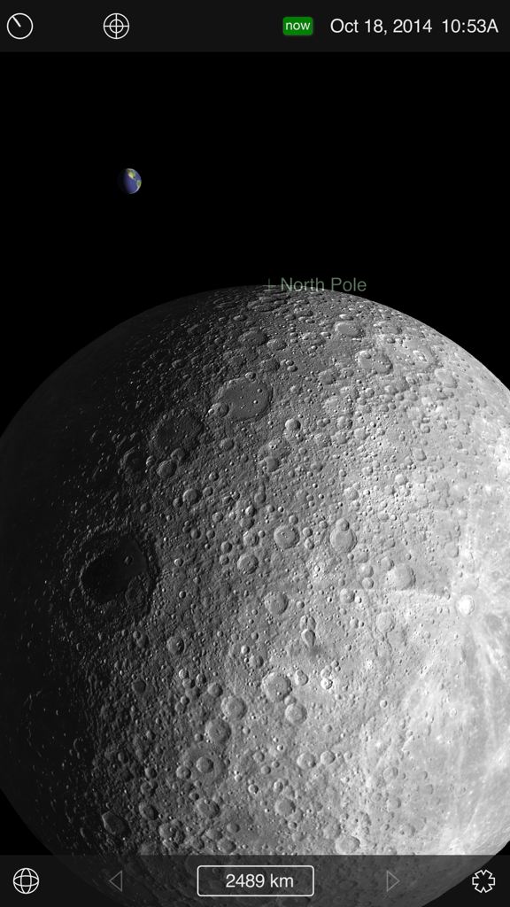 Una representación 3D realista de la superficie craterizada de la Luna que muestra el Polo Norte y la Tierra en la distancia.