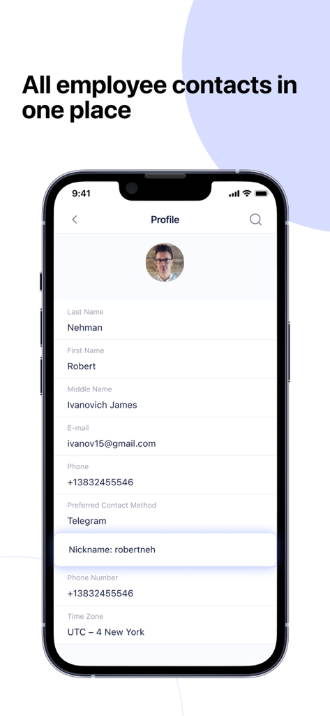 Pantalla de smartphone que muestra el perfil de un empleado con información de contacto en la aplicación Business Booster Platform