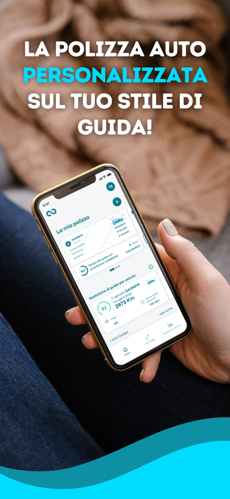 Smartphone exibindo o aplicativo Drive Connexa com apólice de seguro de carro personalizada e painel de estatísticas de condução