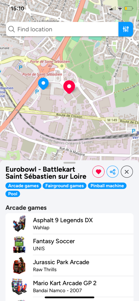 Tela móvel do aplicativo Insert Coin mostrando um mapa e uma lista detalhada de jogos de arcade disponíveis em um local específico.