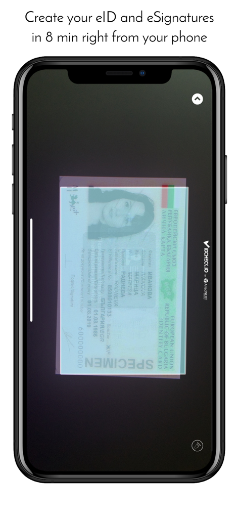 Smartphone-Bildschirm zeigt die Evrotrust App beim Scannen eines Ausweises zur digitalen Identitätsprüfung und für E-Signaturen.