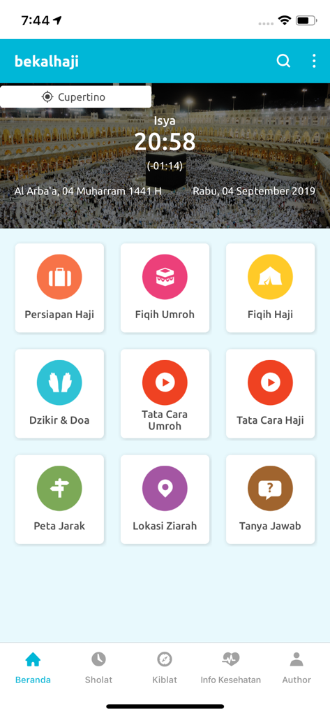 Bekal Haji & Umroh - 巡礼ガイドとメッカの祈りの時間を示す、Bekal HajiとUmrahアプリのメインメニュー。