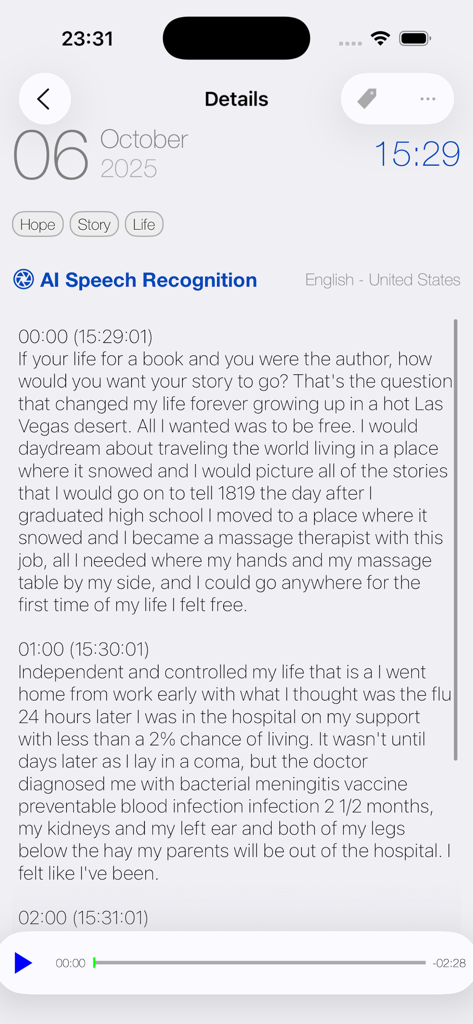 Voice Diary - Audio Transcribe - La interfaz de la aplicación Voice Diary muestra una entrada de diario de audio transcrita con etiquetas y controles de reproducción.