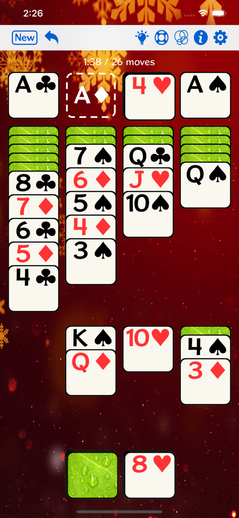 Jugabilidad de solitario Klondike que muestra cartas grandes fáciles de leer en un fondo de copo de nieve rojo