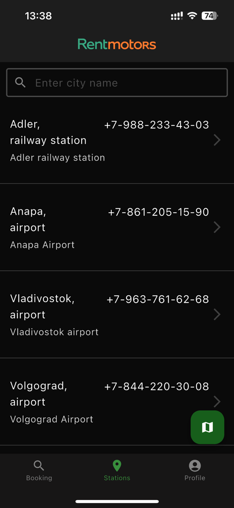 電話番号を含む、さまざまな都市のレンタカー拠点のリストを表示するRentmotorsアプリ画面