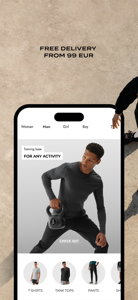 4F – sports fashion online - Schermata dell'app mobile 4F sports fashion che mostra l'abbigliamento da allenamento da uomo e una promozione di spedizione gratuita.