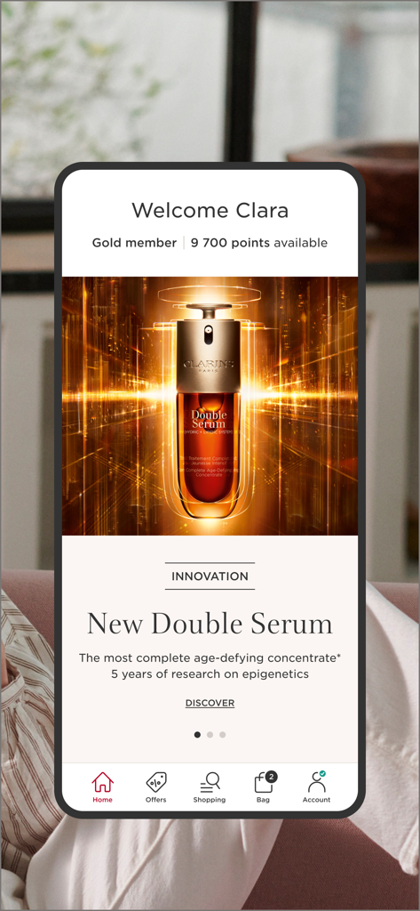 Clarins - Skincare and Makeup - Écran d'accueil de l'application mobile Clarins montrant le Nouveau Double Sérum et les points de fidélité membre Or
