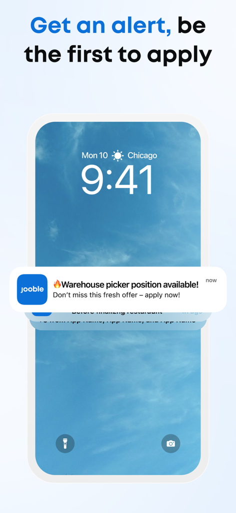 Notificación push de la aplicación Jooble para una oferta de empleo en almacén en la pantalla de bloqueo de un móvil.
