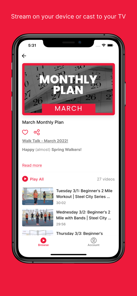 Schermata dello smartphone che mostra il piano di allenamento mensile dell'app Walk At Home e l'elenco dei video