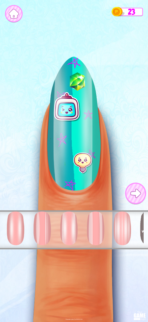 Nail Salon Game: Makeup Games - Una uña stiletto puntiaguda de color turquesa decorada con lindas pegatinas y una gema verde en una interfaz de juego de salón de uñas móvil.