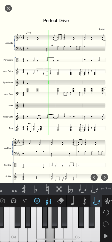가상 피아노 건반으로 편집 중인 복잡한 다중 악기 악보를 보여주는 모바일 인터페이스.