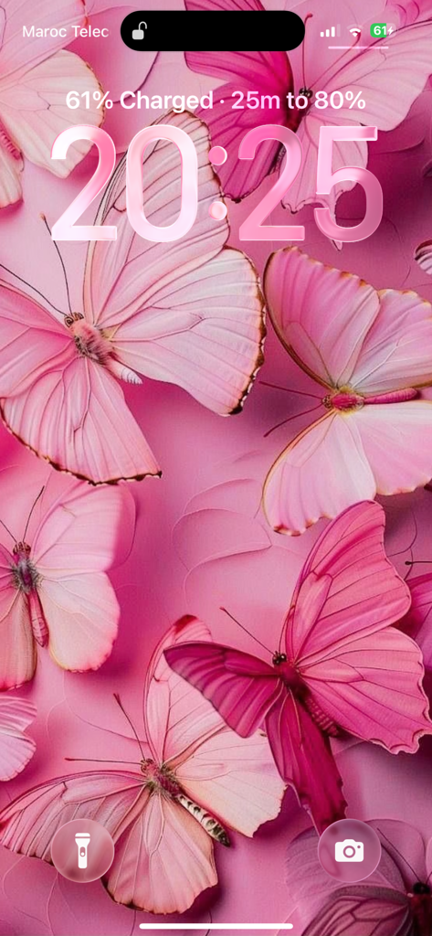 Girl Wallpaper 4K HD - Papel de parede estético de borboleta rosa exibido em uma tela de bloqueio do iPhone