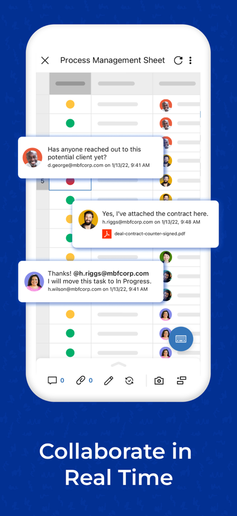Una interfaz móvil de Smartsheet que muestra a miembros del equipo colaborando con comentarios en tiempo real sobre una hoja de gestión de procesos.