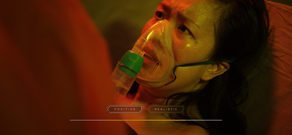Una mujer con una máscara de oxígeno médica en una escena cinematográfica de The Complex con botones de elección interactivos etiquetados como Positivo y Realista