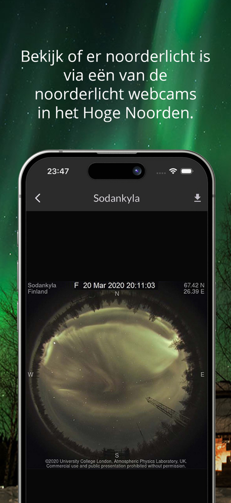 Smartphone mit einer Live-Kreis-Webcam-Ansicht der Nordlichter in Sodankylä, Finnland