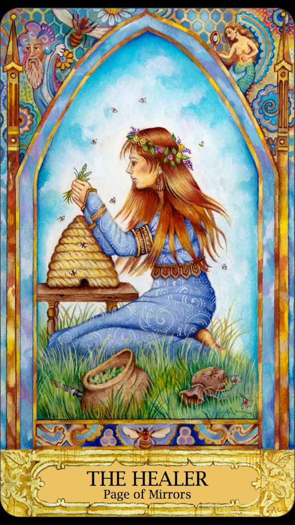 Chrysalis Tarot - La carta "The Healer" (La Curatrice) da "Page of Mirrors" (Pagina degli Specchi) dall'app Chrysalis Tarot che mostra una donna che si prende cura di un alveare in un prato.